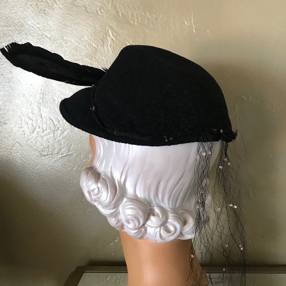 GRACEFUL 1940s\' BLACK FABRIC HAT WITH PAINTED FEATHER & DOTTED VEIL main image 6